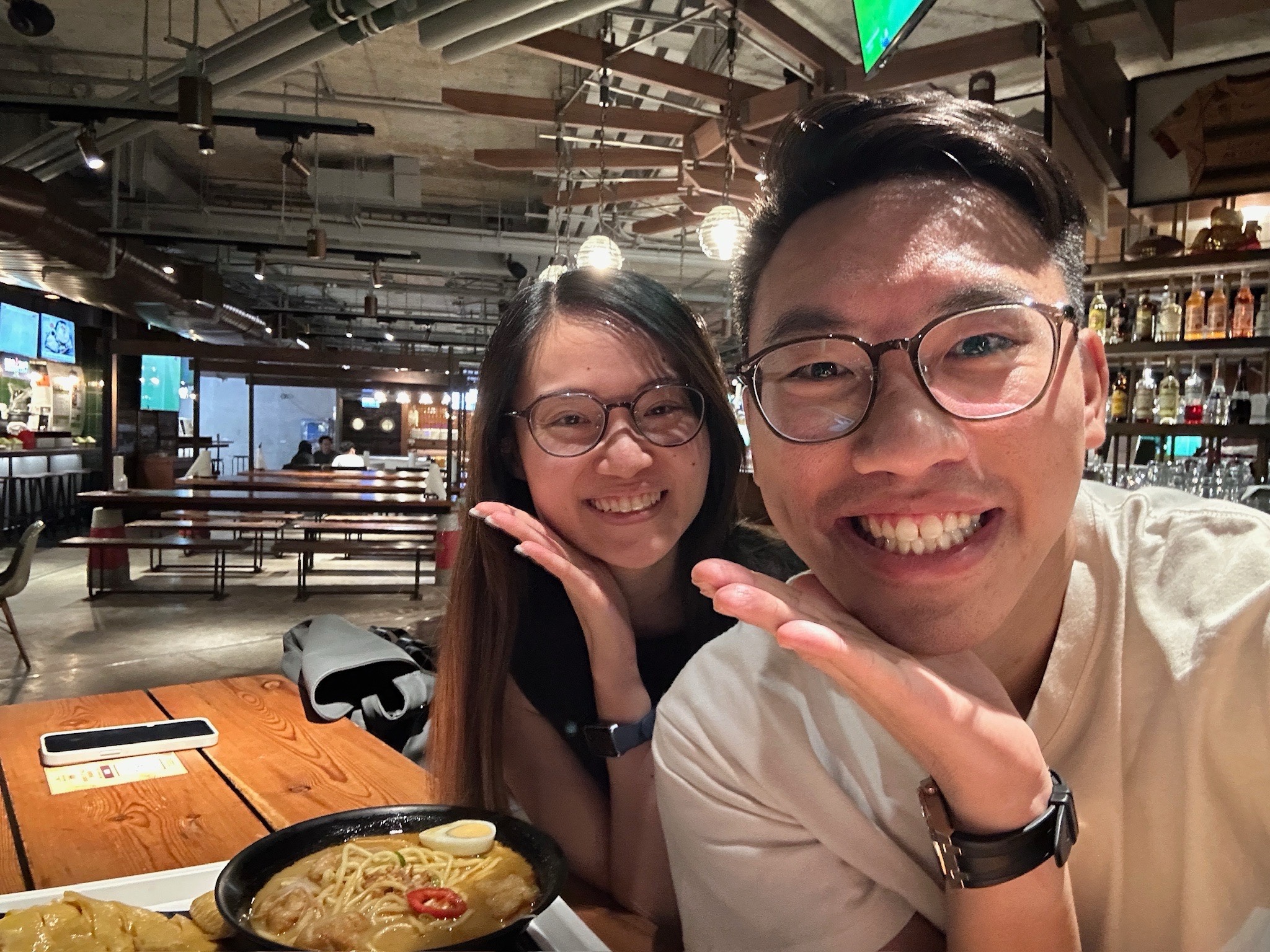 慧欣同志煒喺餐廳一齊食拉麵嘅合照