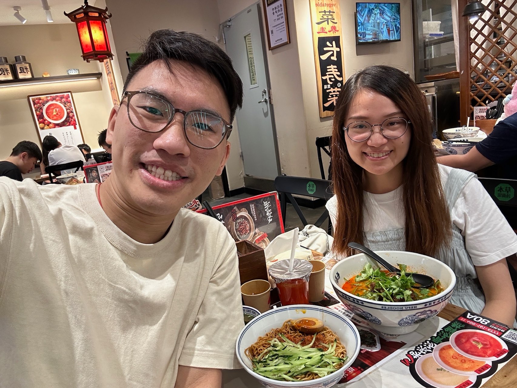 慧欣同志煒喺四川麵店一齊食辣麵嘅合照