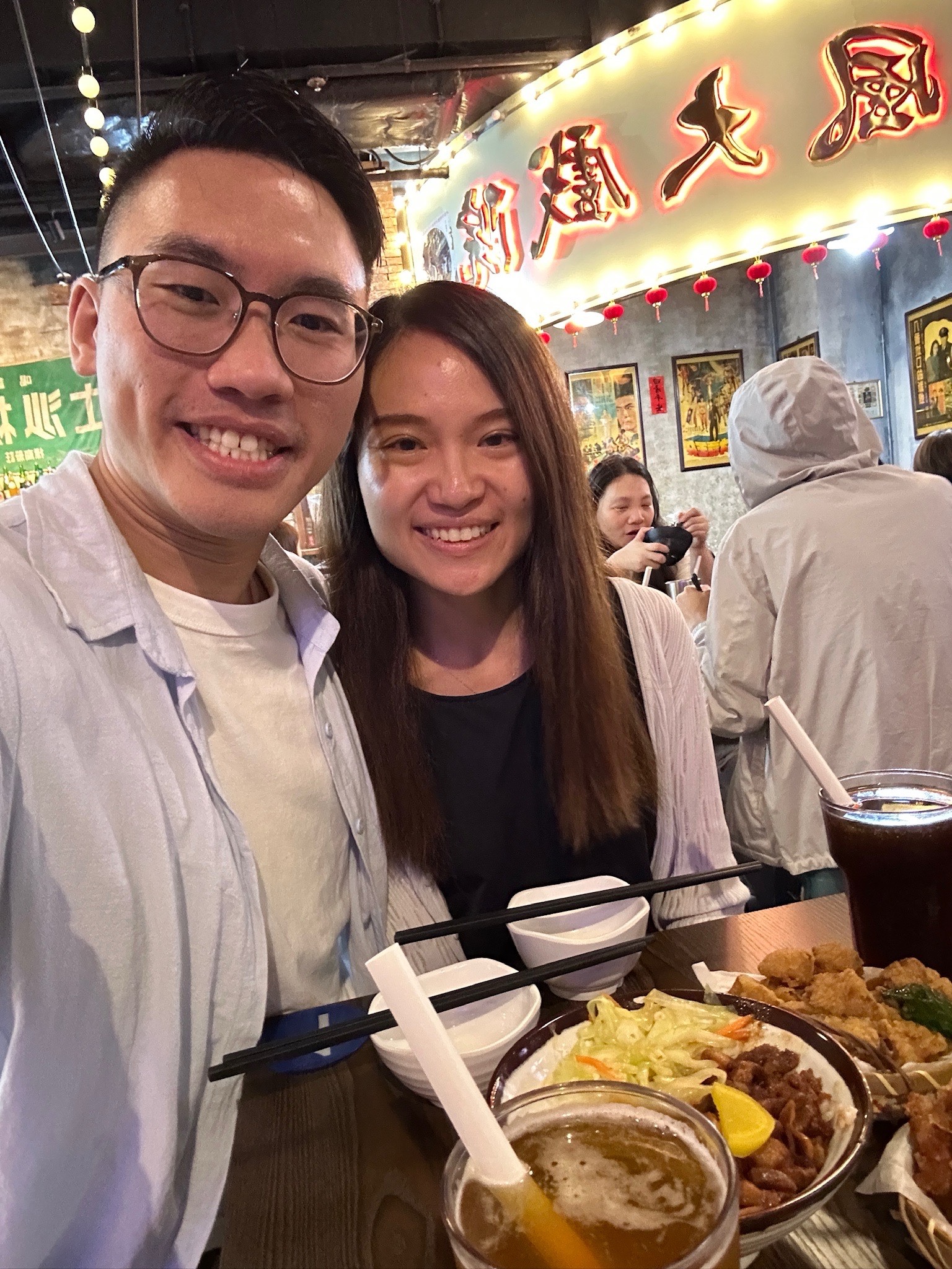 慧欣同志煒喺港式小炒店一齊食晚飯嘅合照