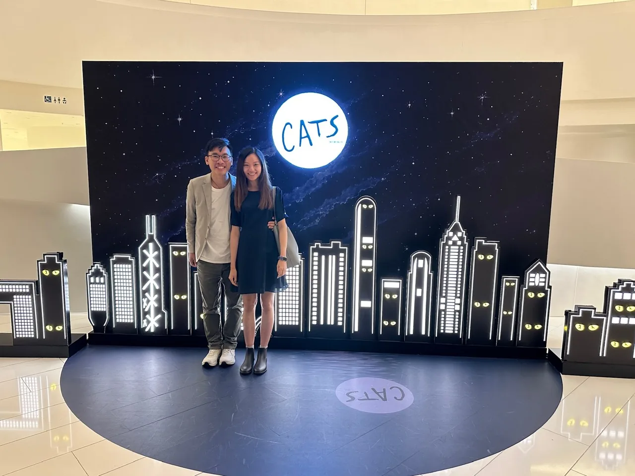 慧欣和志煒在《CATS》裝置前合照