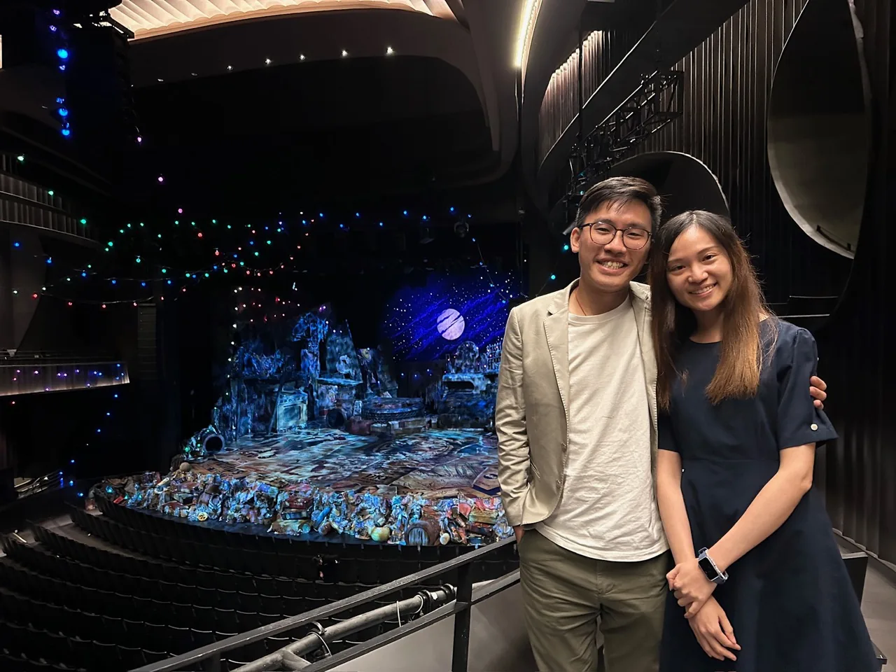 慧欣和志煒在戲曲中心《CATS》舞台前合照