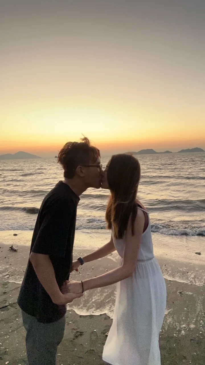 志煒同慧欣喺龍鼓灘日落時，海邊拖住手親吻