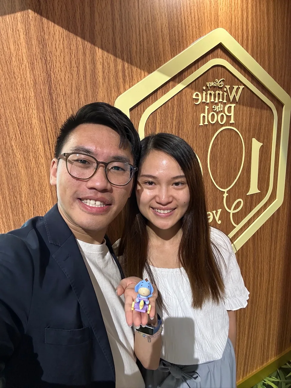 志煒和慧欣在 Winnie the Pooh 100 Years 展覽前合照