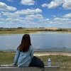 慧欣 Instagram 頭像:坐喺水邊望向風景
