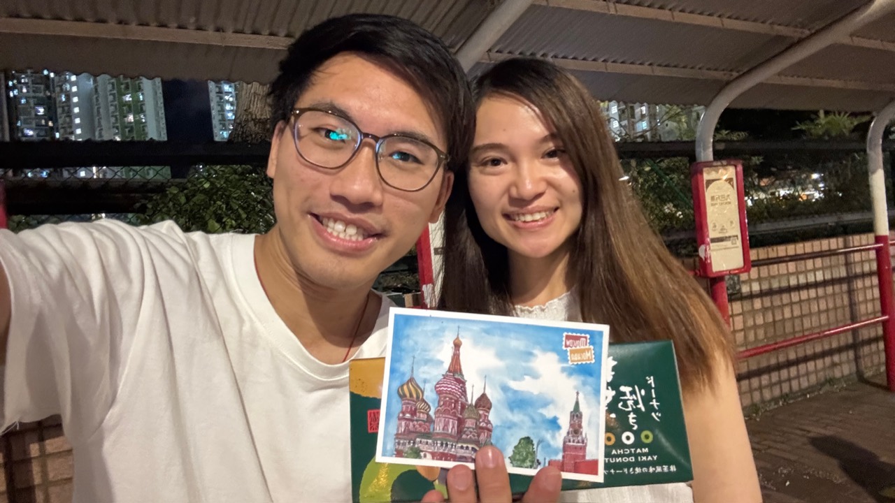 志煒和慧欣展示莫斯科明信片